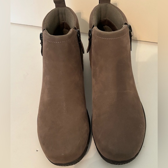 EASY SPIRIT Taupe Faux Suede Ankle Booties Size 7.5 - Picture 3 of 6